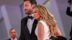 CNNE 1064733 - jlo y ben affleck se roban el show en el festival de venecia