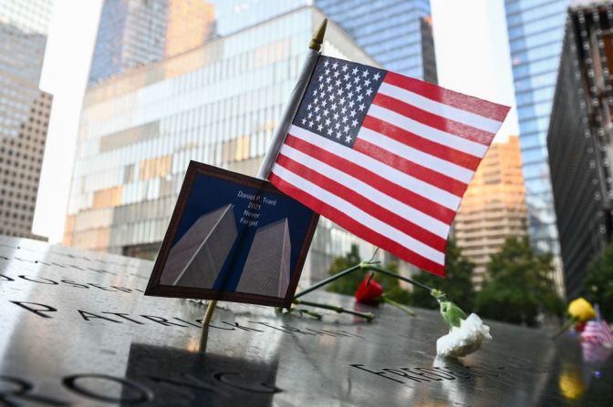 Una bandera estadounidense puesta junto con una foto de las Torres Gemelas y el nombre de Daniel P. Trant, un comerciante de bonos de Cantor Fitzgerald que murió durante el 11 de septiembre.