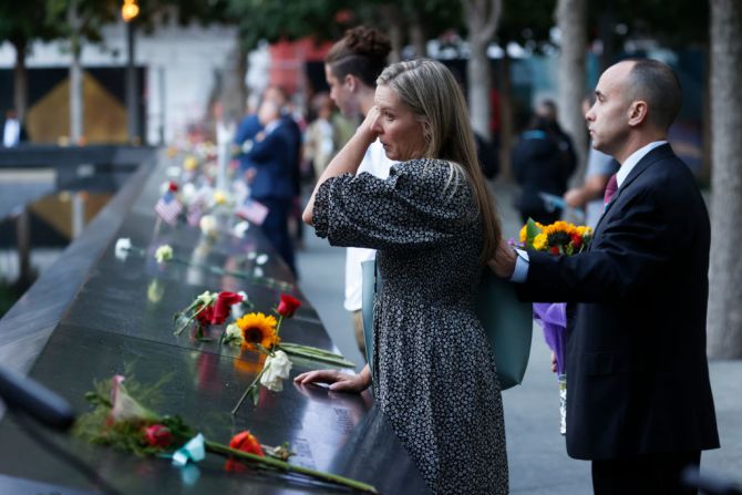 La gente llora en el homenaje del 11 de septiembre antes de una ceremonia en el Monumento Nacional al 11-S, un museo que recuerda a las víctimas del 11S.