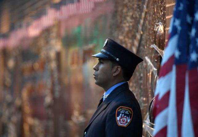 Un bombero de Nueva York se encuentra en posición de firmes en el vigésimo aniversario de los ataques del 11 de septiembre en el World Trade Center el 11 de septiembre de 2021 en la ciudad de Nueva York.