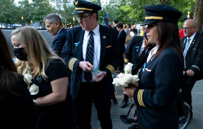 Tripulación de aerolínea llega para colocar flores durante la ceremonia. Los ataques terroristas del 11 de septiembre de 2001 cobraron la vida de casi 3.000 personas.