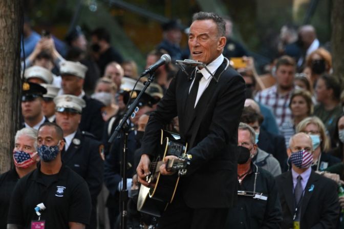 Bruce Springsteen, oriundo de Nueva Jersey, interpretó su canción "I'll See You In My Dreams" después de que se llevara a cabo el segundo momento de silencio en el Monumento Nacional del 11 de septiembre en Manhattan.