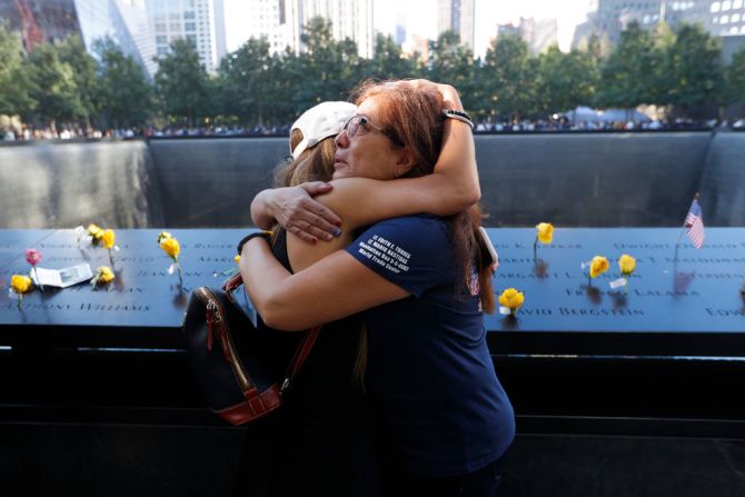 Melinda Moran y Haydee Lillo se abrazan después de descubrir que perdieron a personas que se conocían, junto a la piscina reflectante norte del World Trade Center Memorial.