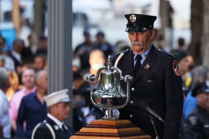 Un miembro del Departamento de Bomberos de la Ciudad de Nueva York toca una campana durante en la ceremonia de conmemoración del 11 de septiembre.