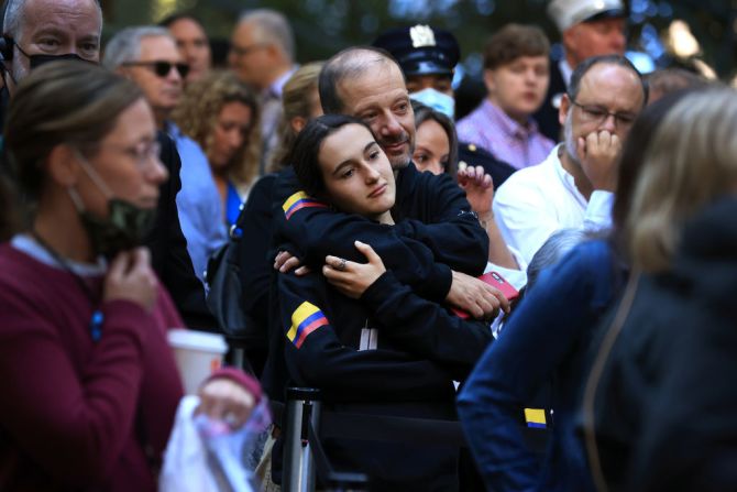 Los familiares y los seres queridos de las víctimas asisten a la ceremonia de conmemoración.