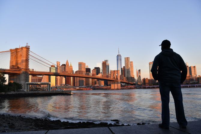 En el World Trade Center (WTC) en el bajo Manhattan, 2.753 personas murieron cuando los vuelos secuestrados, el 11 de American Airlines y el 175 de United Airlines, fueron estrellados intencionalmente en las torres norte y sur. (Angela Weiss / AFP / Getty Images).