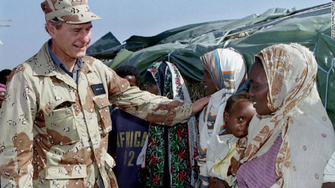 El presidente de Estados Unidos, George W. Bush, saluda a las mujeres somalíes mientras visitaba a las tropas estadounidenses en Somalia en enero de 1993.