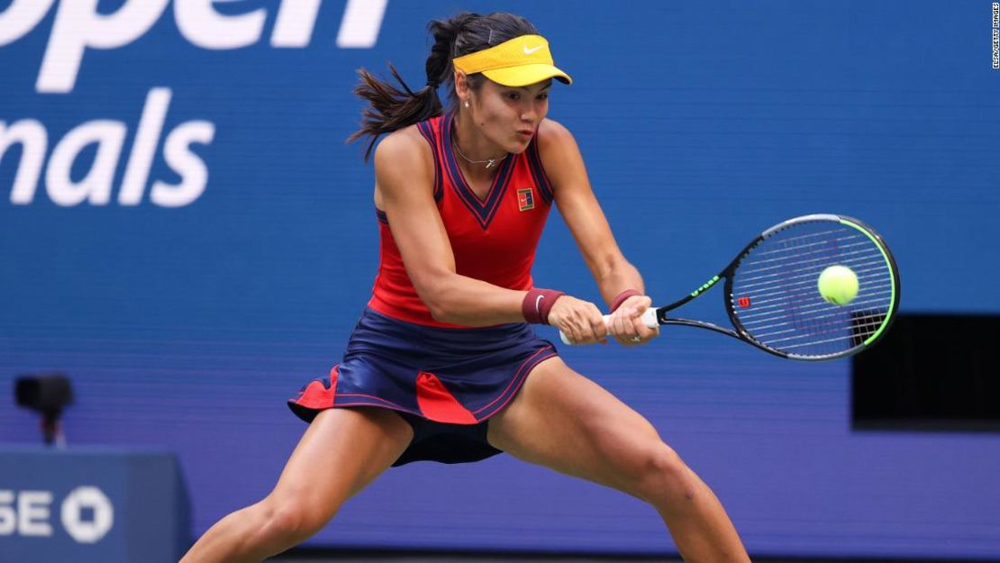 Emma Raducanu de Gran Bretaña devuelve una bola contra Leylah Fernández de Canadá durante el partido final del US Open.