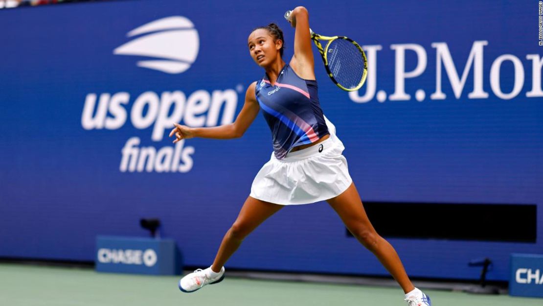 Leylah Fernandez de Canadá devuelve la bola a Emma Raducanu de Gran Bretaña durante la final inédita el 11 de septiembre de 2021.