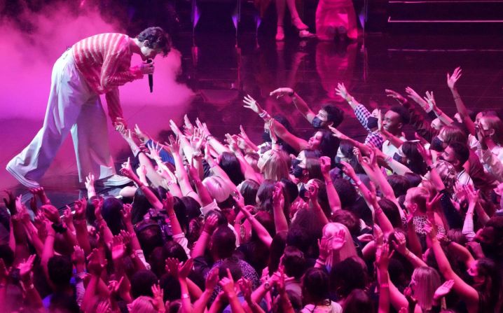 Shawn Mendes interactúa con la multitud mientras interpreta "Summer of Love". Charles Sykes / Invision / AP
