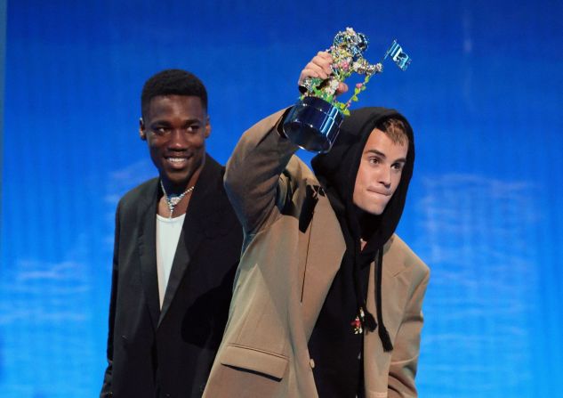 Giveon y Justin Bieber aceptan el premio al Mejor Pop. Bieber también fue galardonado como Artista del Año. Theo Wargo / Getty Images