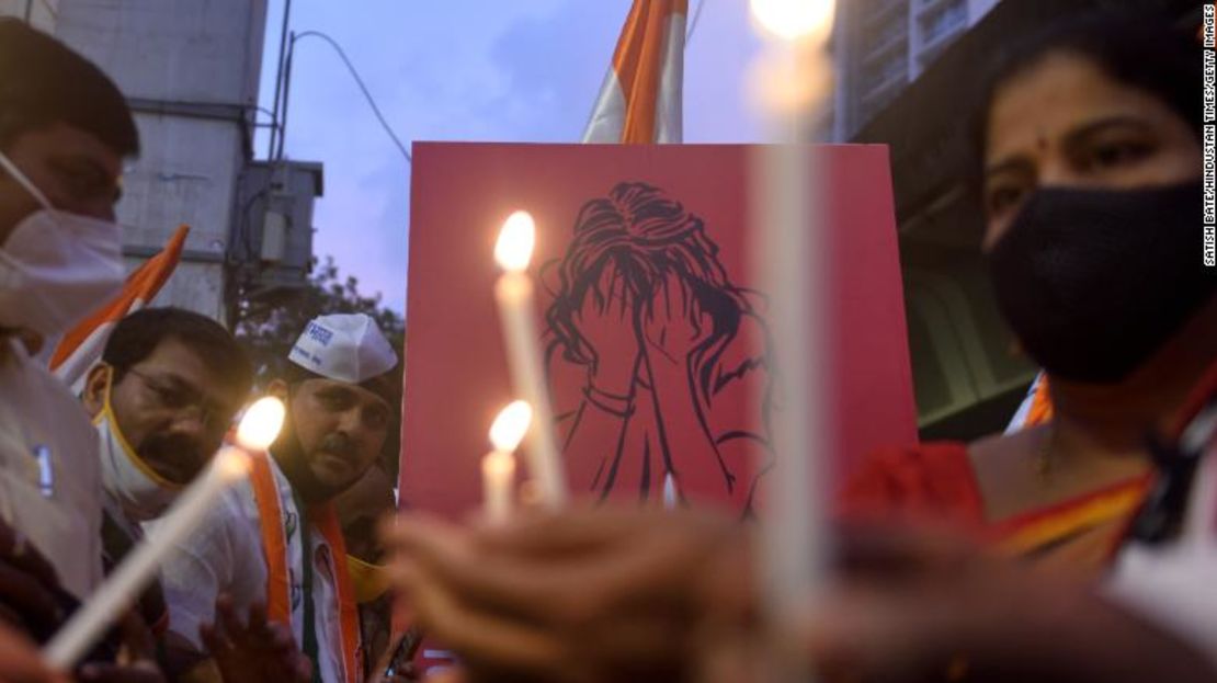 Manifestantes celebran una vigilia a la luz de las velas en Mumbai el año pasado, después de la brutal violación en grupo de una mujer dalit en el estado de Uttar Pradesh el 2 de octubre de 2020.