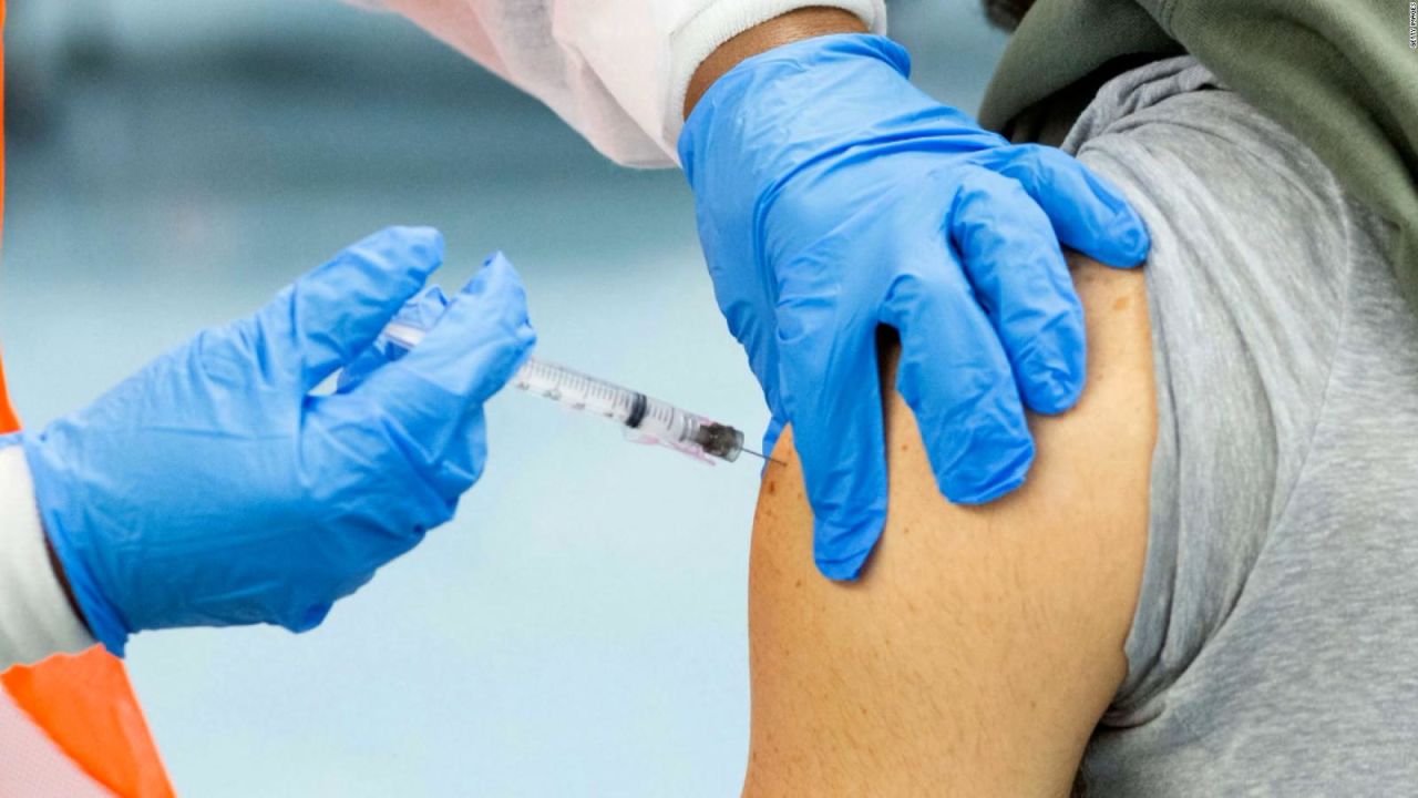 CNNE 1065563 - 54% de estadounidenses apoya los mandatos de vacunacion