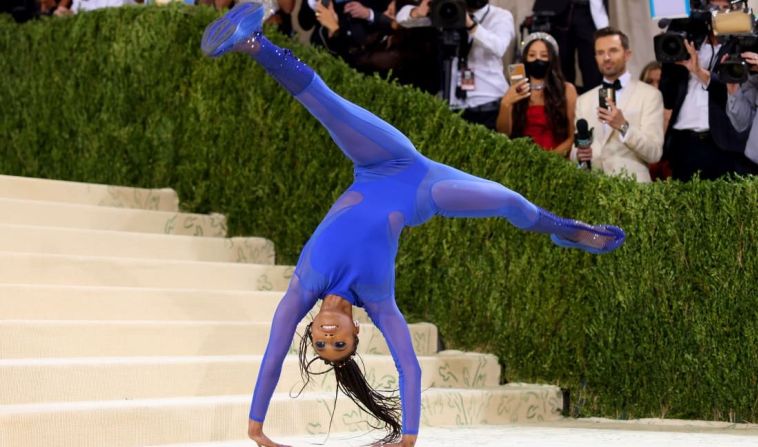 La gimnasta Nia Dennis hizo una entrada acrobática con un catsuit azul de Stella McCartney.John Shearer/WireImage/Getty Images