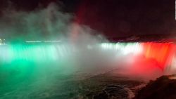 CNNE 1066006 - cataratas del niagara se iluminan de verde, blanco y rojo