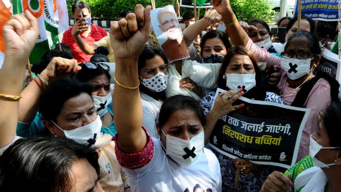 Manifestantes protestan en Delhi condenando la violación y asesinato de una niña de 9 años el mes pasado.