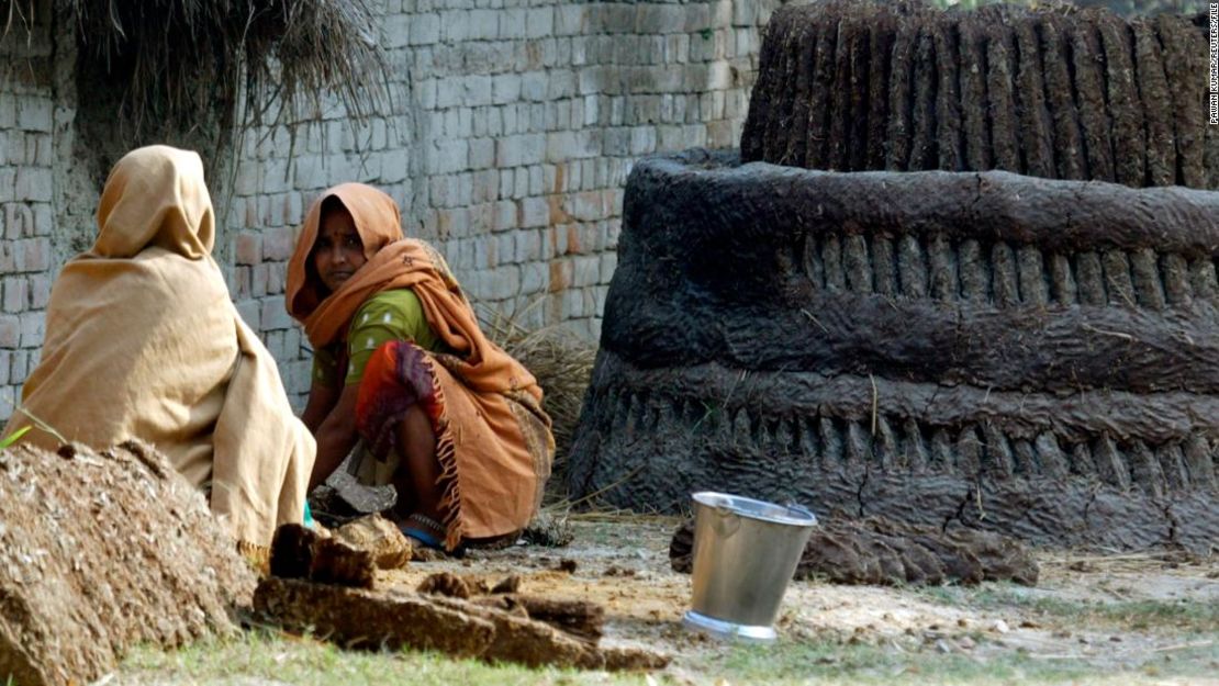 Mujeres dalit trabajan con estiércol de vaca en las afueras de Lucknow en 2008.