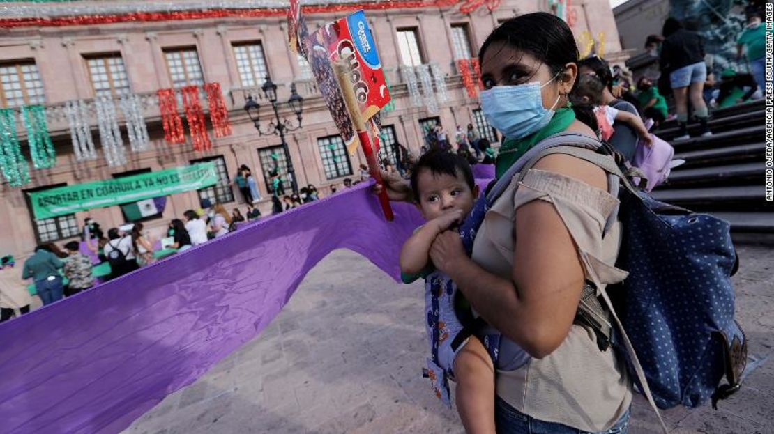 Integrantes de grupos feministas celebran en Saltillo, la capital del estado de Coahuila, luego del fallo de la Corte Suprema de México sobre el aborto el 7 de septiembre.