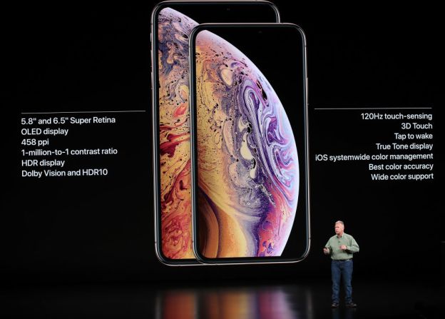 Iphone Xs — El 12 de septiembre de 2018 Tim Cook da a conocer la línea Xs y Xs Max del iPhone, con una pantalla de 5,8 pulgadas, resistente al agua a una profundidad de hasta 2 metros por 30 segundos y cámaras duales de 12 MP. La batería dura hasta por 14 horas.