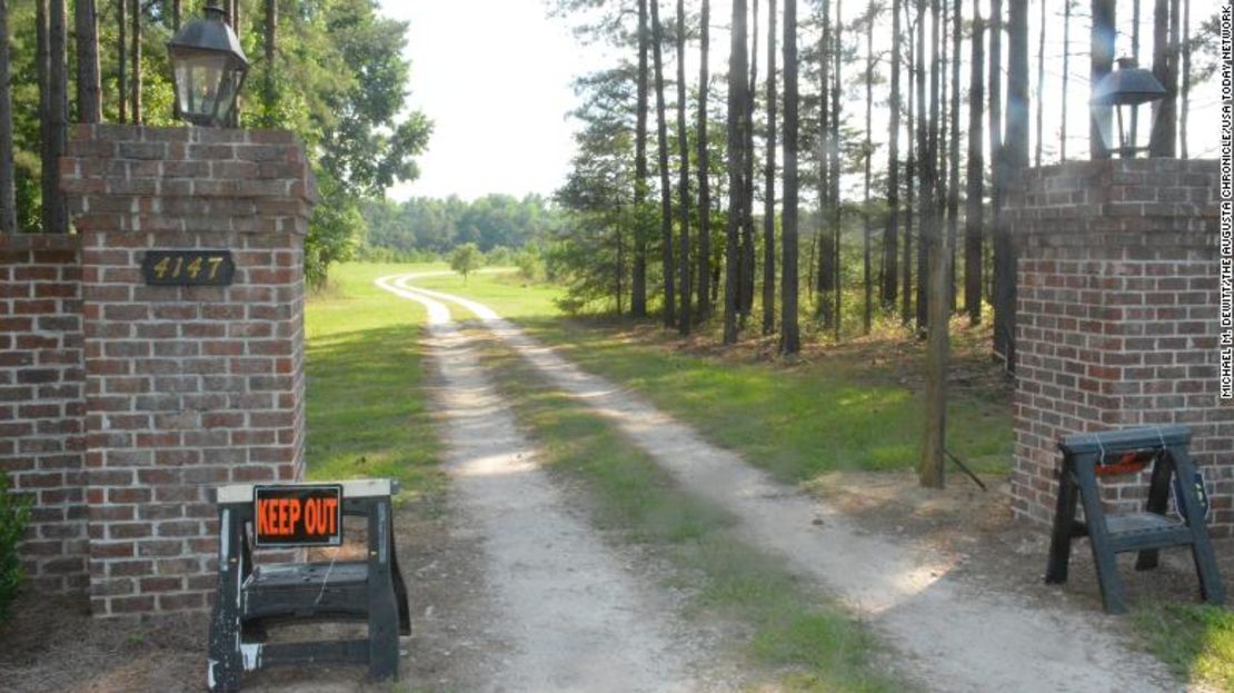 Los carteles de "Manténgase fuera" marcaban una entrada a la propiedad de la familia Murdaugh en Islandton, donde ocurrió un doble homicidio.