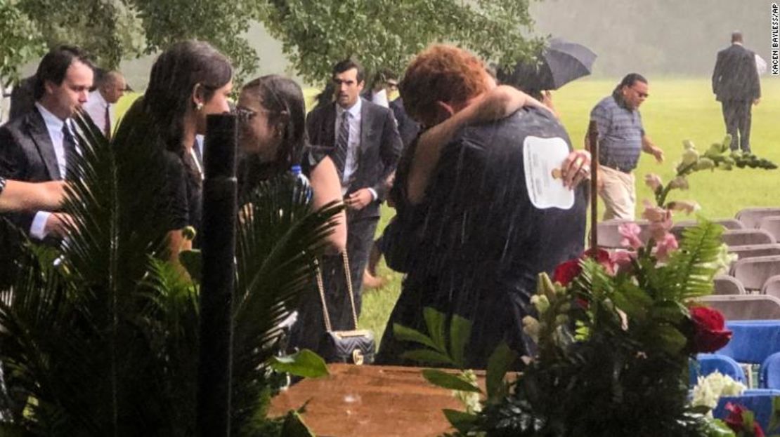 Buster Murdaugh, en el centro, recibe un abrazo bajo la lluvia durante el funeral de su hermano Paul y su madre Maggie el 11 de junio en Hampton, Carolina del Sur.