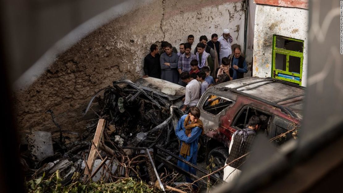 Familiares y vecinos inspeccionan los restos del ataque con misiles Hellfire de Estados Unidos en el complejo residencial de Kabul.