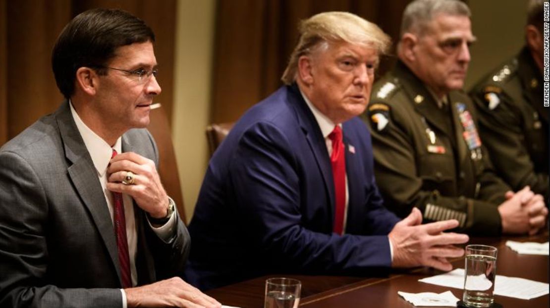 El secretario de Defensa de Estados Unidos, Mark Esper (izquierda), el presidente de Estados Unidos, Donald Trump, y el jefe del Estado Mayor Conjunto, el general del Ejército Mark A. Milley (derecha), esperan para reunirse con los altos mandos militares en la Sala del Gabinete de la Casa Blanca en octubre de 2019.