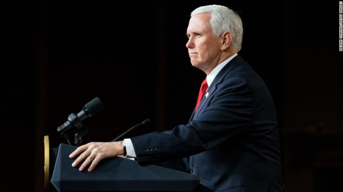 El vicepresidente Mike Pence habla durante una visita a la iglesia Rock Springs para hacer campaña por los candidatos al Senado del Partido Republicano el 4 de enero de 2021 en Milner, Georgia.