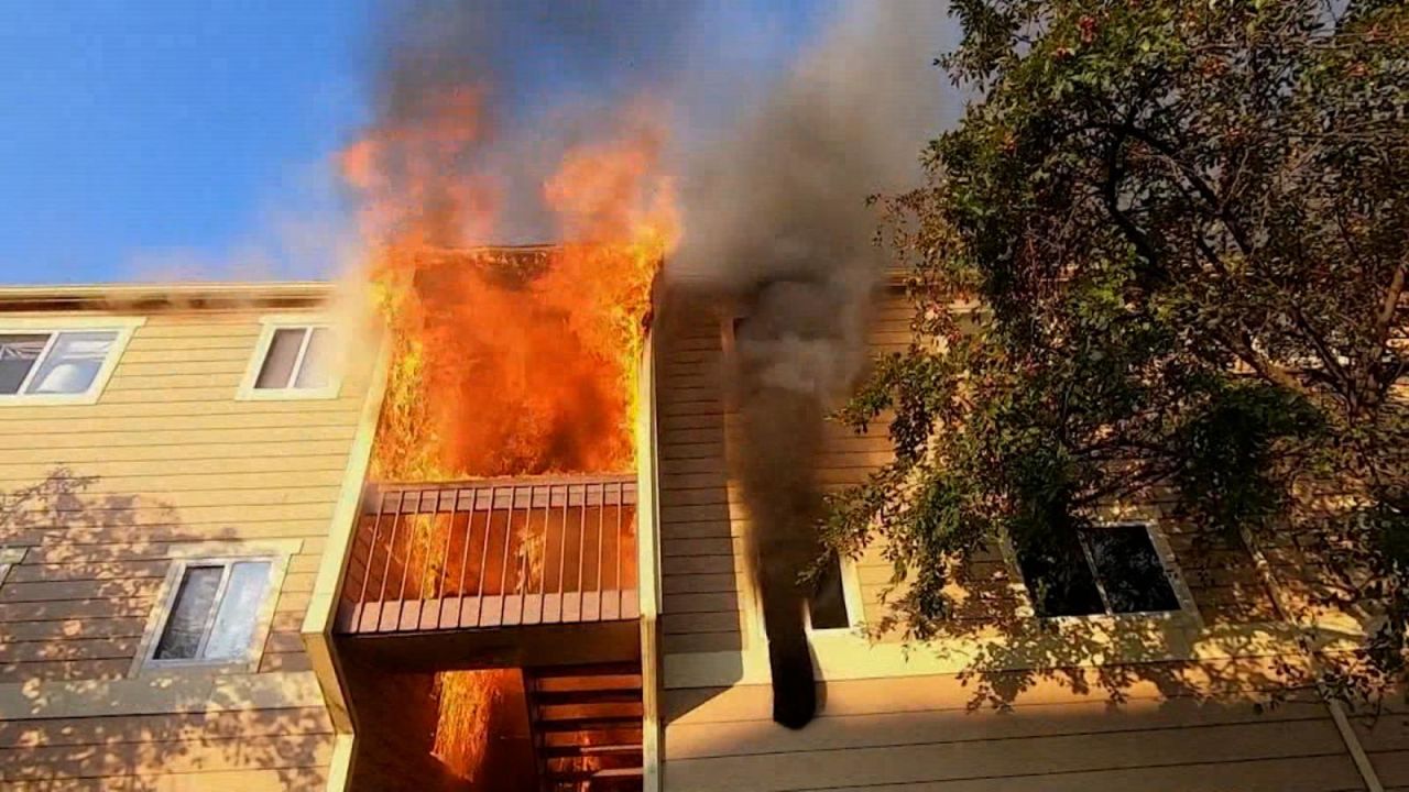 CNNE 1066474 - bomberos rescatan a una menor de las llamas