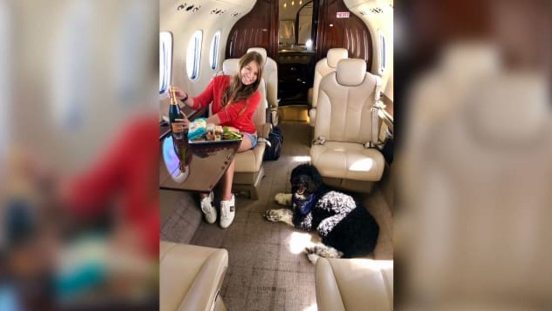 Katelynn Stege a bordo de un avión privado hacia Nueva Jersey con su perro Moose.