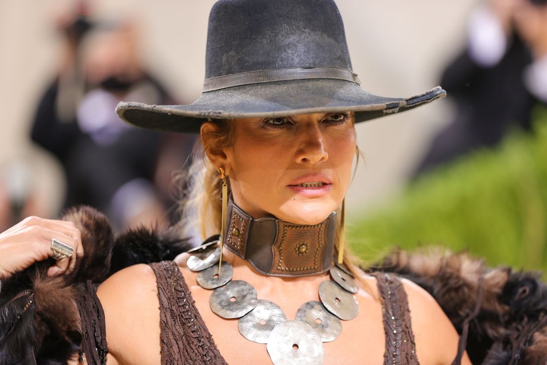 Jennifer Lopez asistió a la MET Gala con un atuendo tipo vaquero por la celebración de la moda norteamericana el 13 de septiembre de 2021.