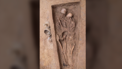 CNNE 1066669 - arqueologos descubren esqueletos en un abrazo eterno