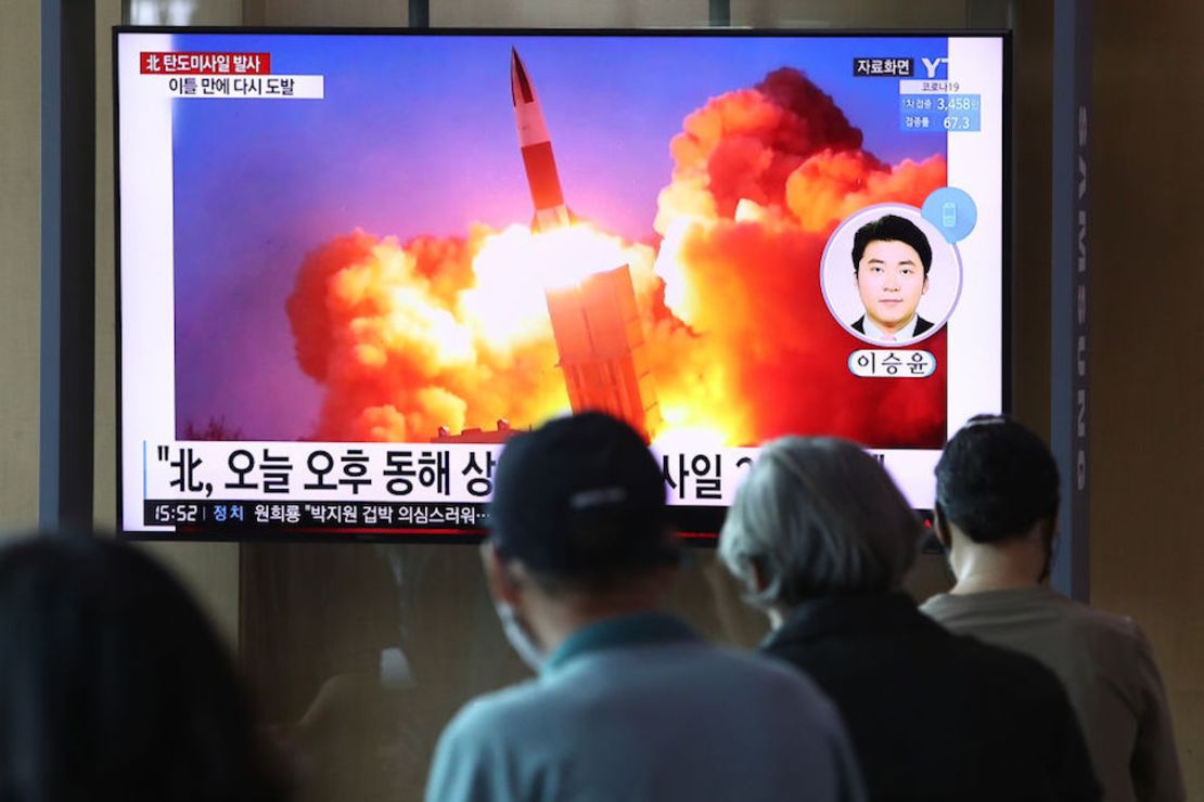 La gente ve un televisor en la estación de tren de Seúl que muestra una imagen de archivo del lanzamiento de un misil norcoreano, el 15 de septiembre de 2021 en Seúl, Corea del Sur.