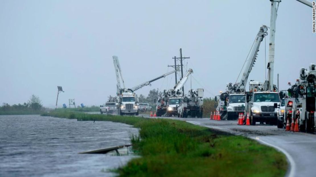 Los equipos de servicios públicos reemplazan los postes de energía destruidos por el huracán Ida en Pointe-aux-Chenes, Louisiana, el 14 de septiembre de 2021.