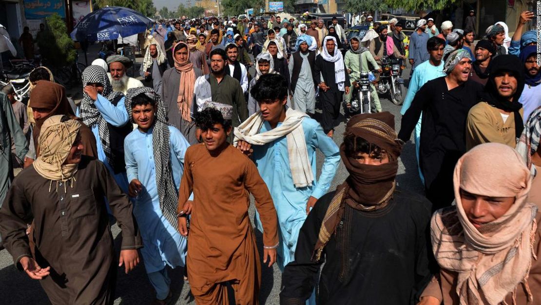 Residentes marchan contra orden de desalojo de los talibanes en Kandahar, el 14 de septiembre.