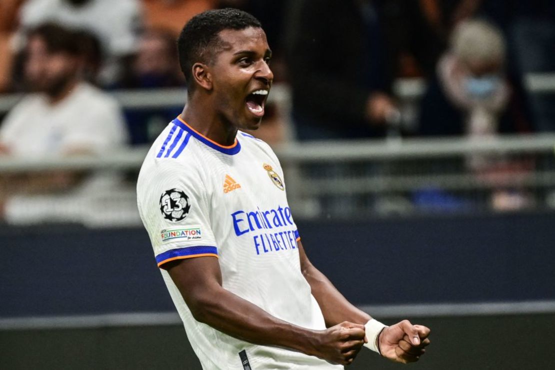 El delantero brasileño del Real Madrid Rodrygo celebra tras anotar el gol que le dio los tres puntos al Real Madrid en su visita al Inter de Milán el 15 de septiembre de 2021. Crédito: MIGUEL MEDINA/AFP via Getty Images