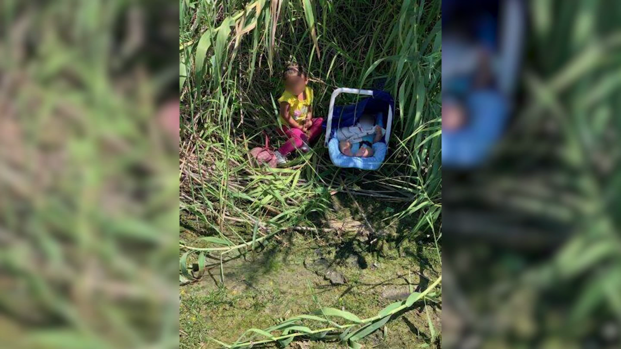 CNNE 1067544 - encuentran un bebe y una nina abandonados en la frontera