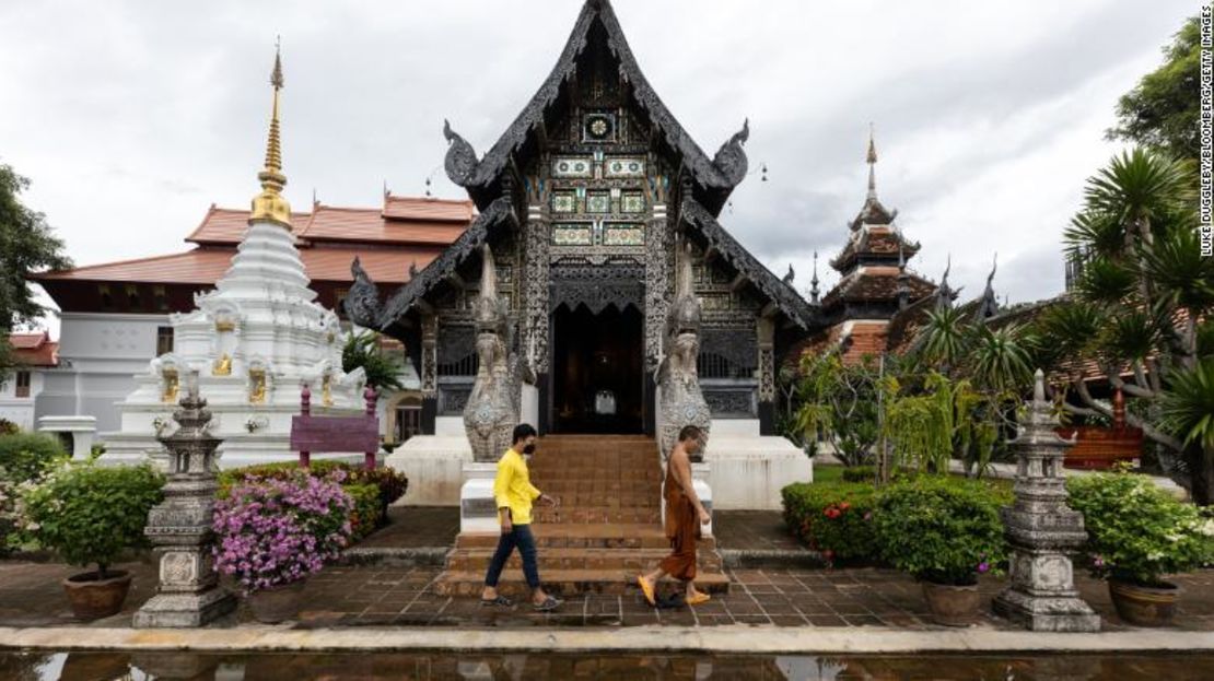 Un monje camina por un Wat Chedi Luang vacío en Chiang Mai, Tailandia, el 9 de septiembre de 2021.