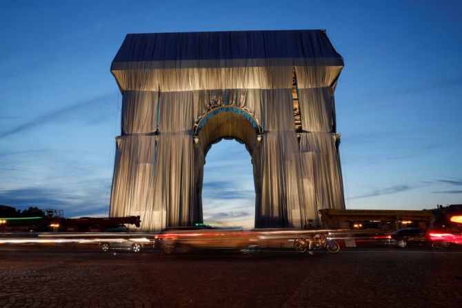 La monumental instalación envuelve el emblemático monumento parisino bajo una tela plateada y azul de 25.000 metros cuadrados, como lo había imaginado el artista Christo, que murió en mayo de 2020.