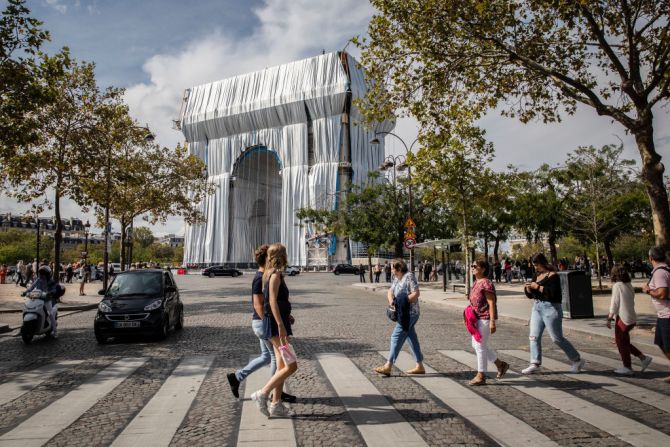 Trabajadores comienzan el proceso de envolver el monumento del Arco del Triunfo, el proyecto póstumo del artista Christo, en tela azul plateada el 12 de septiembre de 2021, en París, Francia.