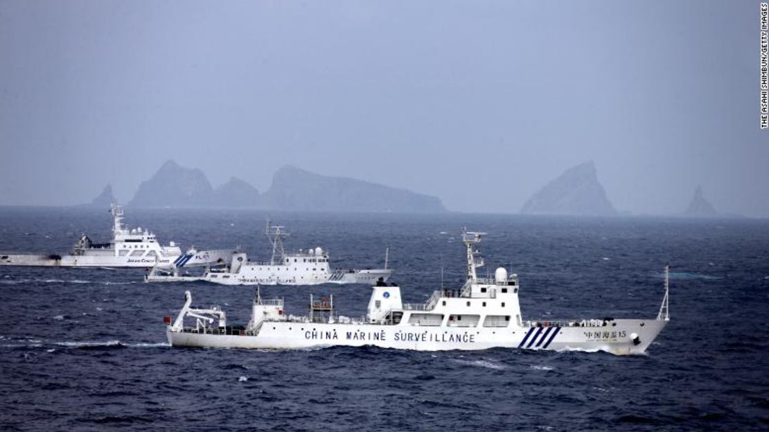 Buques de vigilancia marítima de China (delantero y medio) navegan con un barco de la Guardia Costera de Japón cerca de Kitajima y Minami Kojima de las disputadas islas Senkaku el 23 de abril de 2013.