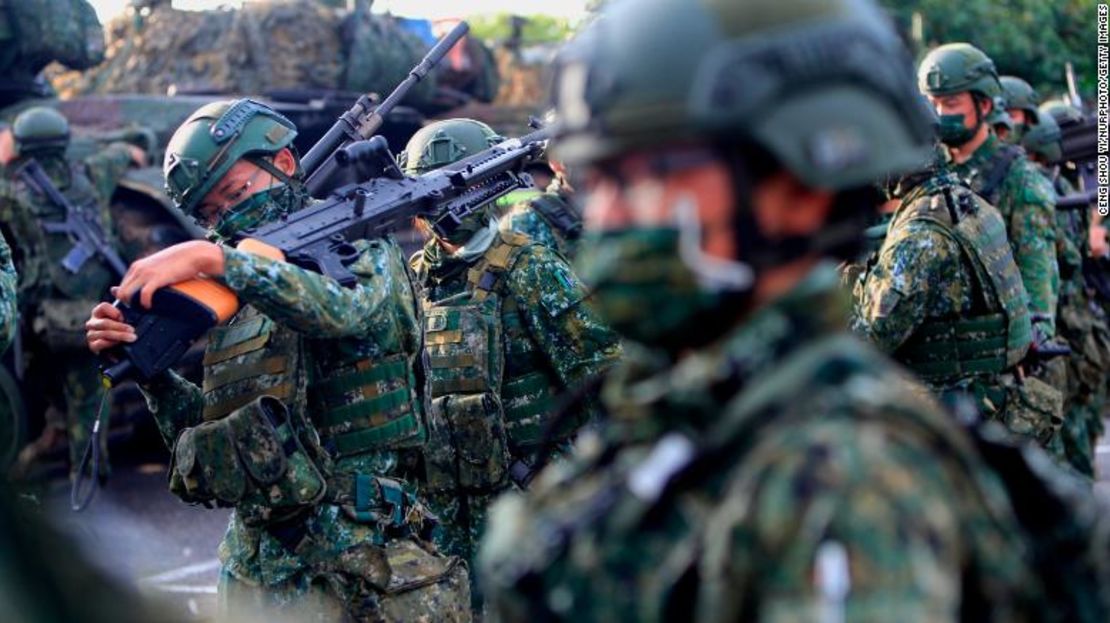 Soldados taiwaneses sostienen lanzagranadas y ametralladoras y conducen tanques, durante un ejercicio militar, en Tainan, Taiwán, el 14 de septiembre de 2021.