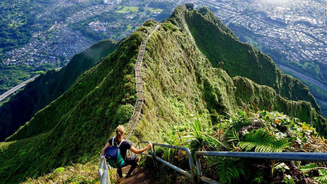 escalera Haiku, también conocida como 'la escalera al cielo', en la isla de Oahu, EE.UU.