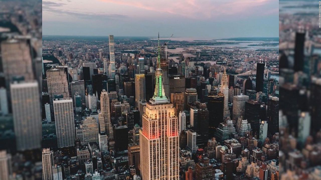 CNNE 1068119 - en nueva york la bandera mexicana ilumina el empire state