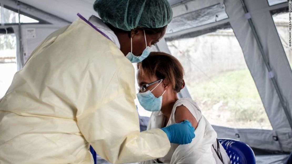 Un trabajador de la salud en la República Democrática del Congo vacuna a una mujer con la vacuna AstraZeneca en mayo.