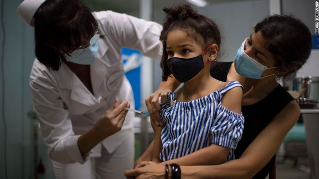 Una niña recibe una dosis de la vacuna cubana Soberana contra el covid-19 el 24 de agosto de 2021 en La Habana, Cuba.