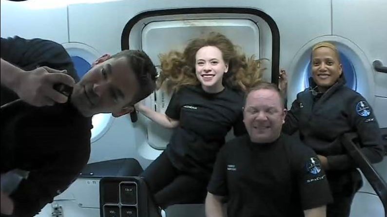 "Primer día en el espacio" se titula esta foto que muestra Jared Isaacman, Hayley Arceneaux, Sian Proctor y Chris Sembroski desde la nave Dragon. Credito: Inspiration4 / SpaceX