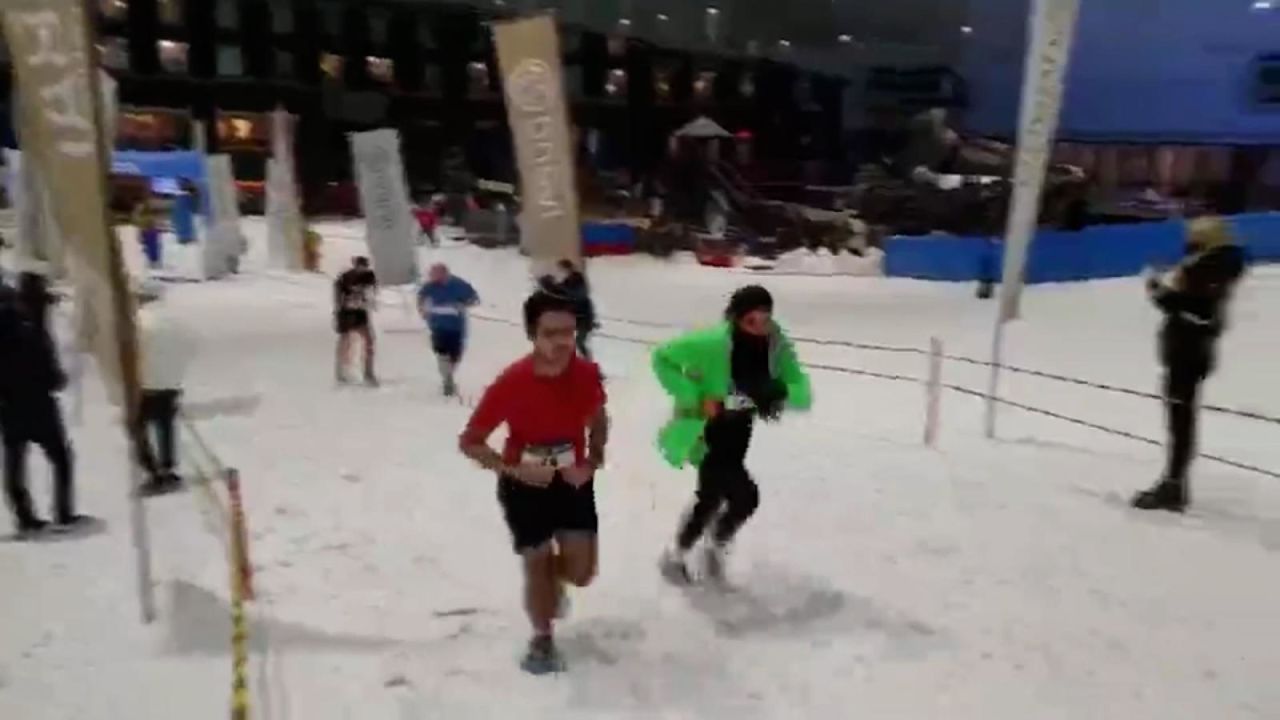 CNNE 1068605 - realizan una carrera en la nieve en dubai