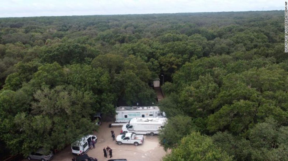 En esta foto que proporcionó el Departamento de Policía de North Port, autoridades policiales llevan a cabo una búsqueda de Brian Laundrie en la Reserva de Carlton, en la zona de Sarasota, Florida, el sábado.