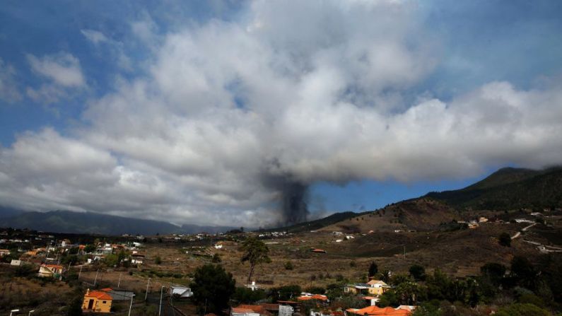 El volcán Cumbre Vieja arroja una columna de humo y ceniza luego de entrar en erupción, en la isla canaria de La Palma, el 19 de septiembre de 2021. Mira en esta galería las imágenes más impactantes.